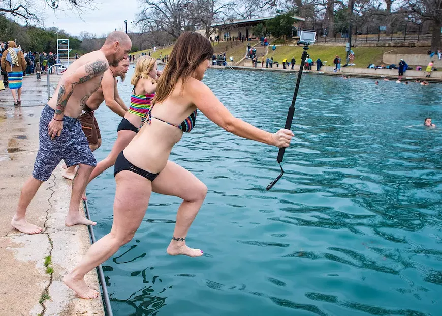 dbh-polarbearplunge_bartonspringspool-010118-28.webp