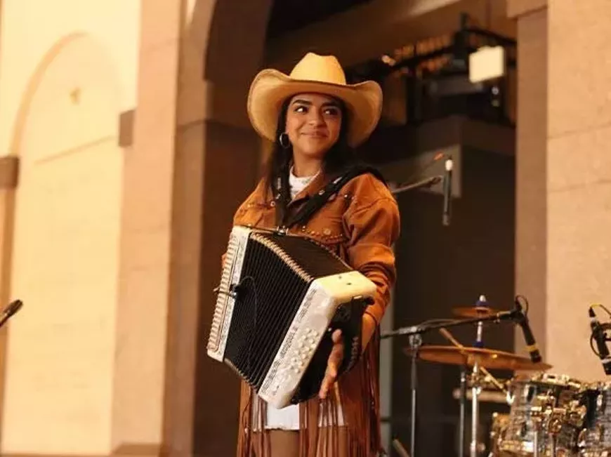 sat-big.squeeze.accordion.webp