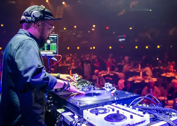 DJ